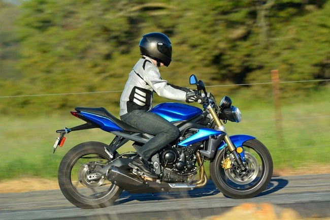 Cách tránh cảm giác đau lưng khi lái môtô 1