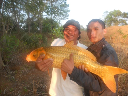 Anh Việt (bên trái) chụp ảnh cùng con cá