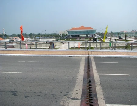 ...và khu di tích lịch sử quốc gia Chương Thiện nằm cạnh sông Xà No.