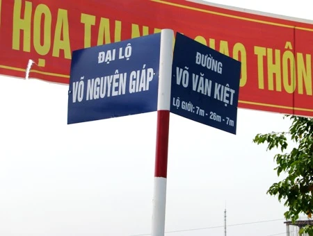 Mỗi chiều lưu thông có 3 làn xe: ô tô, xe máy, xe thô sơ.