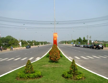 Tuyến Đại lộ này có 2 chiều lưu thông, rộng 53m.