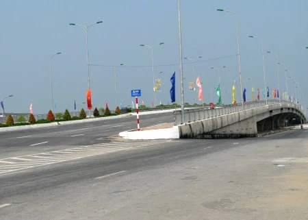 Mỗi chiều lưu thông có 3 làn xe: ô tô, xe máy, xe thô sơ.