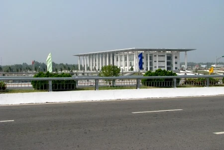 Đại lộ đi ngang qua trụ sở Tỉnh ủy Hậu Giang...