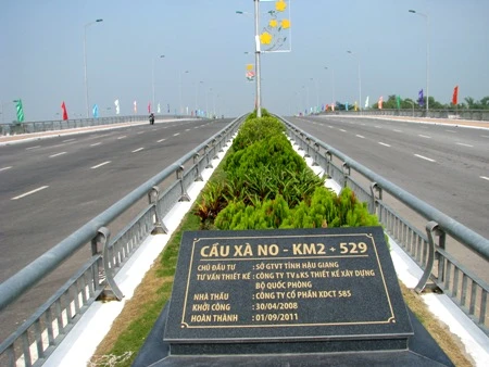 Mỗi chiều lưu thông có 3 làn xe: ô tô, xe máy, xe thô sơ.