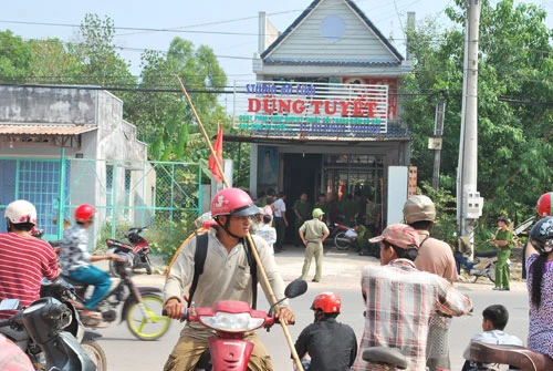 Con chết, mẹ nguy kịch trong vụ án mạng 1