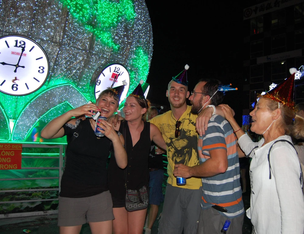 Người dân TP.HCM đón năm mới ảnh 15