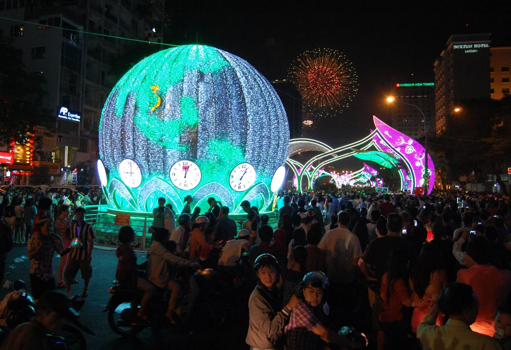 Người dân TP.HCM đón năm mới ảnh 13
