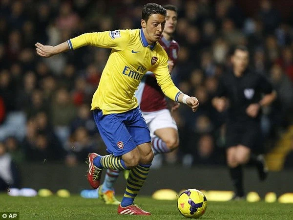 Arsenal lại khiến HLV Wenger sầu lòng ảnh 2