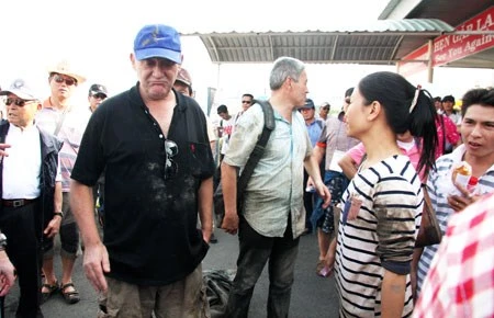 Thưởng hai chủ ghe cứu hơn 50 người ở tàu cánh ngầm bị cháy ảnh 1