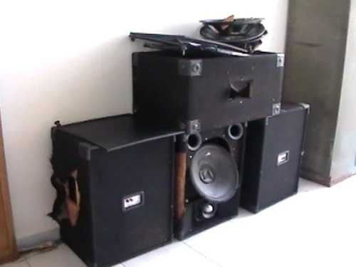 Bốn thùng loa chứa xăng và thuốc nổ