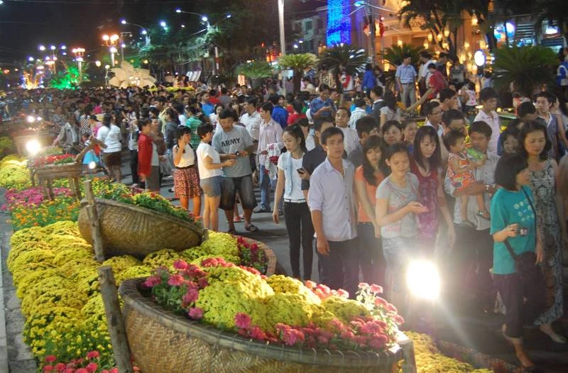 TP.HCM: Người dân đổ ra đường đón giao thừa ảnh 9