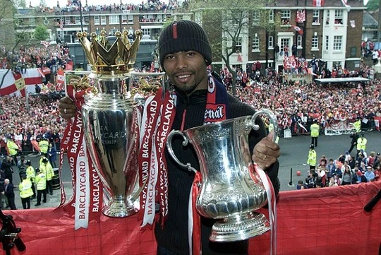 Cole chiến thắng Premier League cùng Arsenal na9m 2002