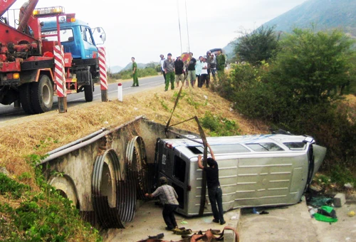 Xe cứu hộ cẩu ô tô khách khỏi hiện trường. Ảnh: Châu Thành