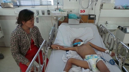 Chỉ vì không được chích ngừa, bé Phát phải đối mặt với tử thần