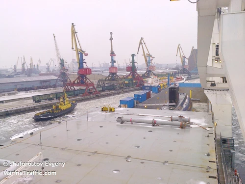 Tại đây,tàu ngầm Hồ Chí Minh lên tàu vận tải Hà Lan được thực hiện thành công trong khu vực mặt nước nhà máy với sự trợ giúp của 2 tàu kéo và 1 canô.