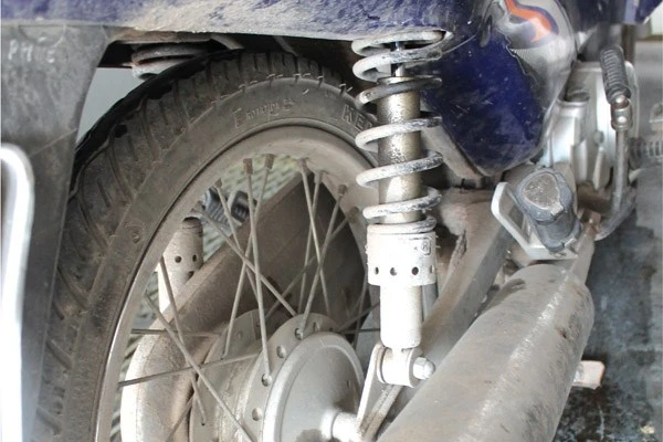 Rửa xe truyền thống Hệ thống rửa xe máy tự động Thủ công Tự động hóa Thời gian rửa từ 15-20 phút 5-7 phút Vốn ít Đầu tư lớn (hơn 100 triệu) Năng suất thấp Năng suất cao Cần nhiều sức lao động Tiết kiệm nhân công Giá thành rửa cao Giá thành rửa thấp Rửa bằng xà phòng Sử dụng bọt tẩy chuyên dụng Quản lý thủ công Dễ quản lý do có bộ đếm điện tử Một số hình ảnh trước và sau khi rửa xe bằng hệ thống rửa xe máy tự động