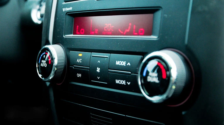 Mở cửa kính trước khi bật điều hòa để tránh tác hại của benzen xe_dieuhoa.jpg