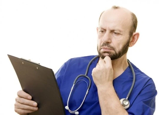 Khảo sát cho thấy có lúc thầy thuốc đối mặt với thách thức trong chỉ định và giải thích kết quả xét nghiệm (Ảnh MNT)