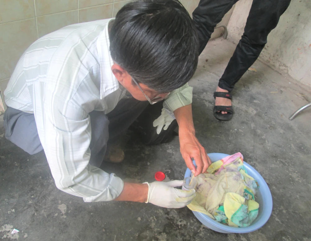 Lấy mẫu kiểm tra sinh vật lạ trong khăn tắm Trung Quốc ảnh 2