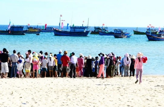 Tắm biển sau khi dự đám cưới, 1 phụ nữ chết đuối