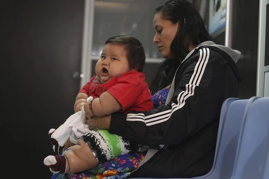 Bé Santiago và mẹ. Ảnh: Reuters