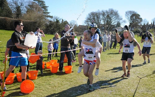 Các CĐV sẽ tạt nước vào các cặp đôi