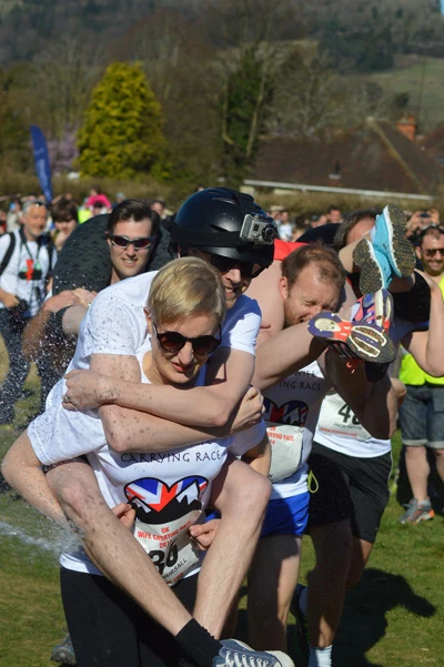 Thậm chí có trường hợp phụ nữ cõng đàn ông