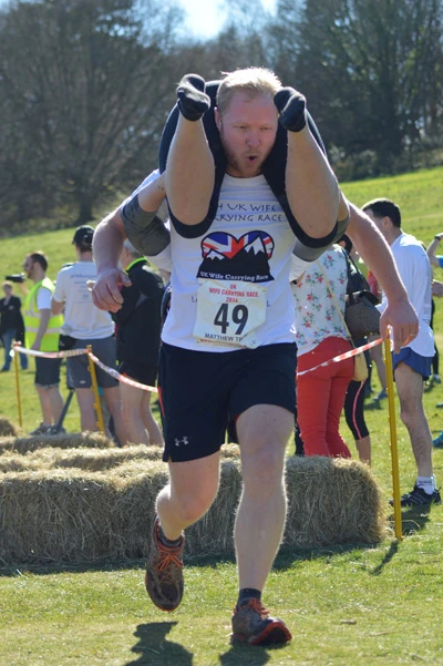 Người đàn ông phải có sức khỏe để cõng vợ đi suốt chặng đường 380m