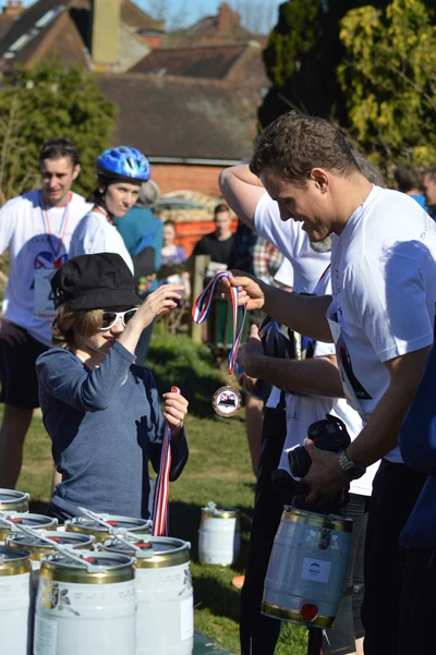 Người về nhất được trao danh hiệu Vô địch cõng vợ