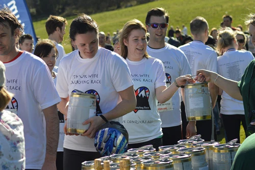 Bên cạnh kỷ niệm chương, các cặp đôi còn nhận được một thùng bia