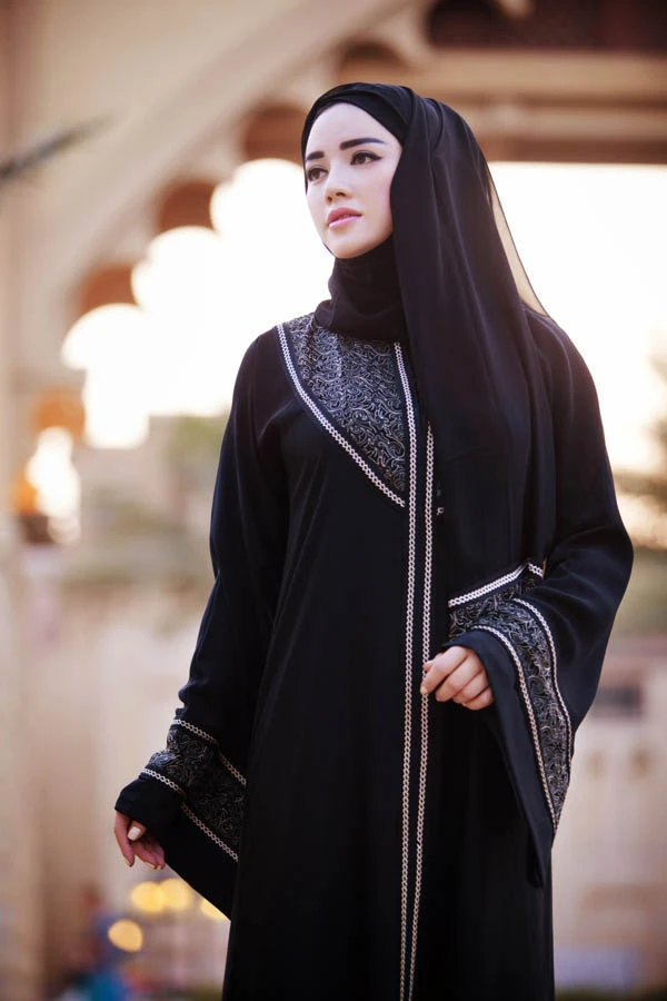 Lý Nhã Kỳ hóa phụ nữ Dubai đầy bí ẩn ảnh 6