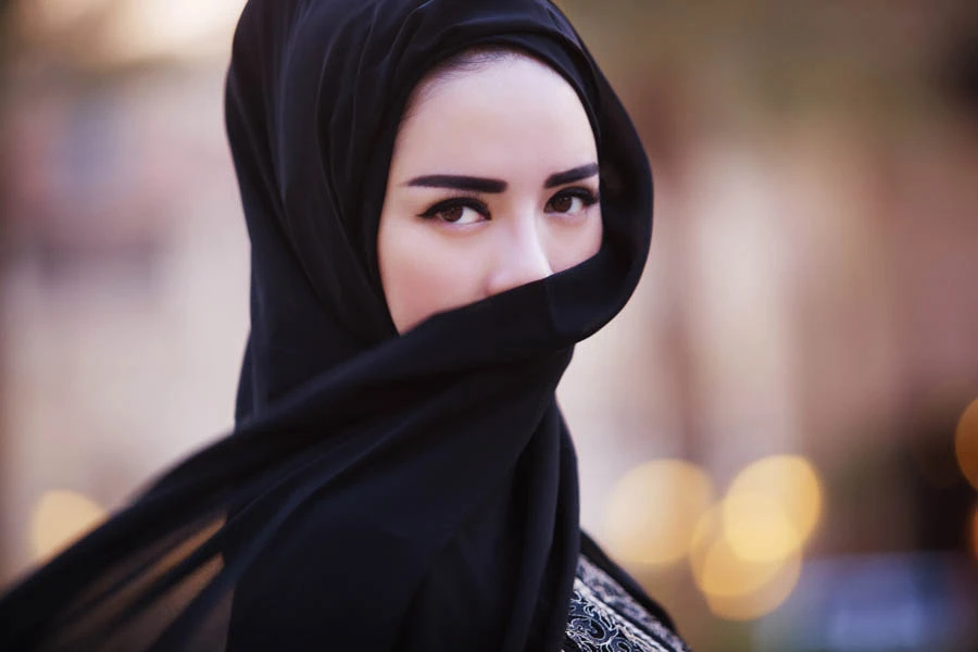 Lý Nhã Kỳ hóa phụ nữ Dubai đầy bí ẩn ảnh 1