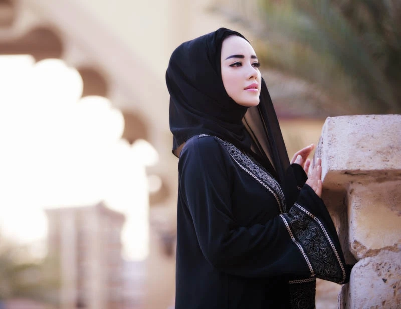 Lý Nhã Kỳ hóa phụ nữ Dubai đầy bí ẩn ảnh 9