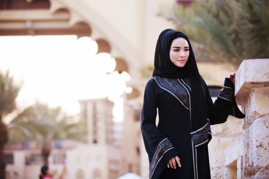 Lý Nhã Kỳ hóa phụ nữ Dubai đầy bí ẩn ảnh 8