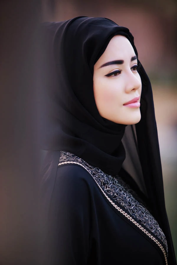 Lý Nhã Kỳ hóa phụ nữ Dubai đầy bí ẩn ảnh 3