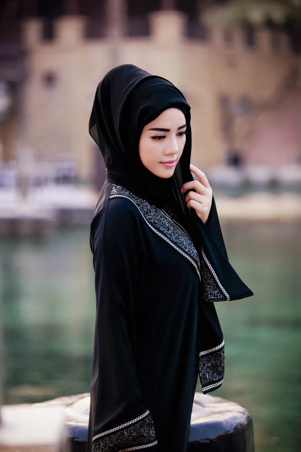 Lý Nhã Kỳ hóa phụ nữ Dubai đầy bí ẩn ảnh 2