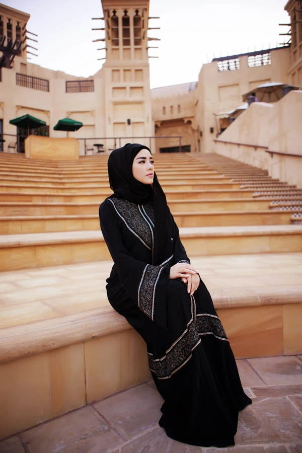 Lý Nhã Kỳ hóa phụ nữ Dubai đầy bí ẩn ảnh 4