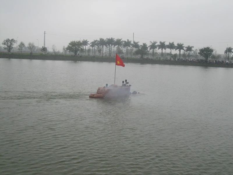 Tàu ngầm Trường Sa thử nghiệm dưới hồ thành công ảnh 2