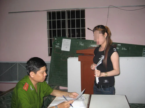 Lê Thị Hồng Thắm chủ quán ca phê gội đầu Thiên Nga cam kết không tái phạm trước dân