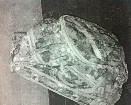 Chiếc ba lô oan nghiệt sản phụ dùng để nhét đứa con mới chào đời