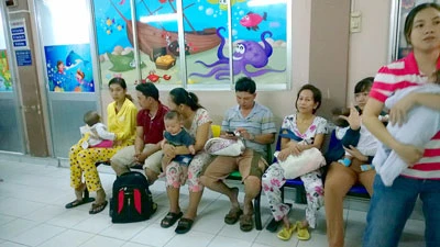 Bệnh nhi chờ khám tại Bệnh viện Nhi đồng 2 TPHCM.