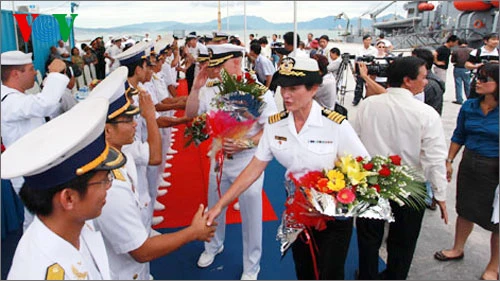 Lễ đón đoàn tàu hải quân Hoa Kỳ hồi tháng 7/2011 ở Đà Nẵng (Ảnh: Hải Sơn)