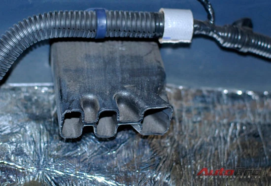 Xử lý nội thất xe ngập nước ảnh 4