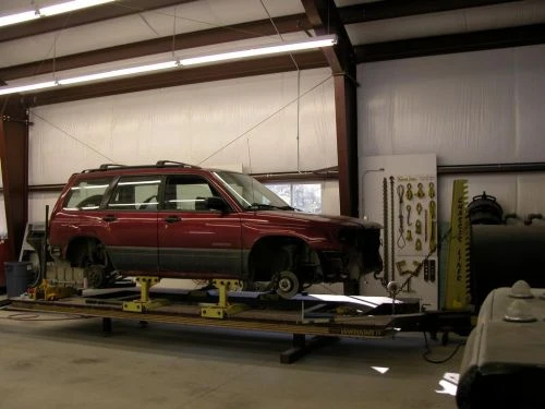 Xe nếu bị hư hỏng nặng thường được đưa lên các bàn nâng, tù khung vào các tay đòn nên ở các mép khung, sát-xi dễ để lại dấu vết