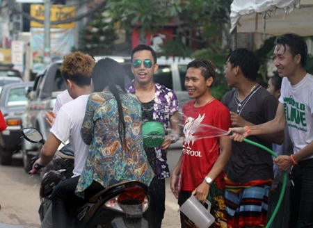 Một đô nam nữ lạc vào dòng người đã được nhận nước khá nhiều.