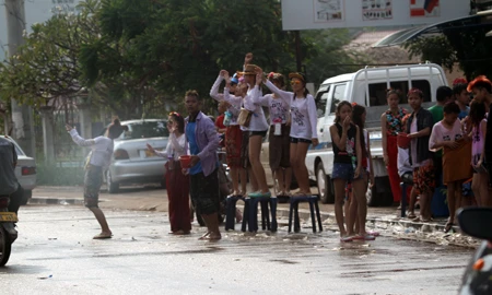 Một đô nam nữ lạc vào dòng người đã được nhận nước khá nhiều.