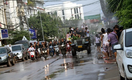 Đắm mình vui cùng Tết té nước ở Lào ảnh 1 Một đô nam nữ lạc vào dòng người đã được nhận nước khá nhiều.