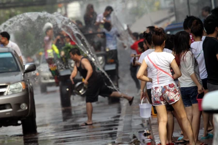 Một đô nam nữ lạc vào dòng người đã được nhận nước khá nhiều.