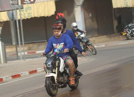 Một đô nam nữ lạc vào dòng người đã được nhận nước khá nhiều.