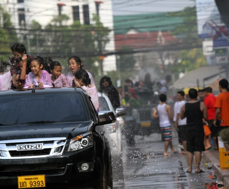 Một đô nam nữ lạc vào dòng người đã được nhận nước khá nhiều.